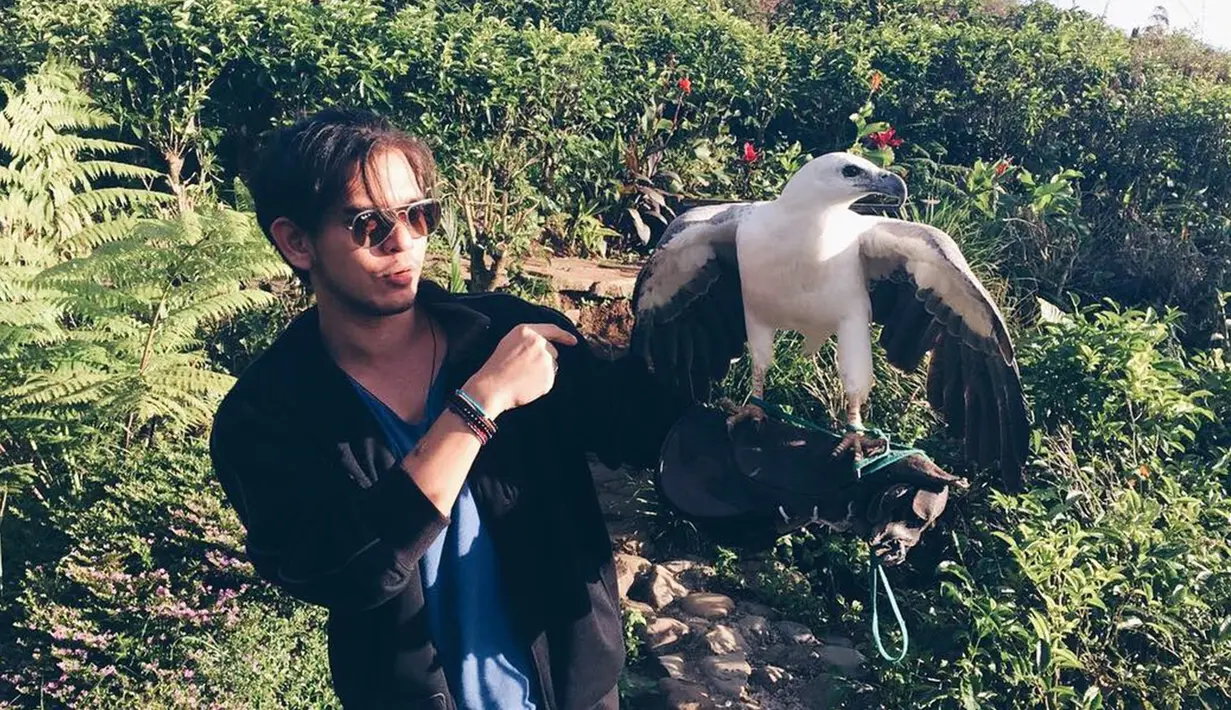Berkunjung ke Sulawesi Selatan, rasanya kurang lengkap tanpa mampir ke tempat wisata Malino. Sambil menikmati panorama hijau, pria kelahiran 1989 ini berinteraksi dengan elang. (Liputan6.com/IG/@azofrangga)