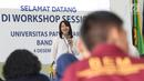 Redaktur Eksekutif Liputan6.com, Irna Gustiawati berbagi materi tentang jurnalistik media on line kepada peserta Workshop Session Emtek Goes to Campus 2018 di Gedung 2 Universitas Padjajdaran, Bandung, Selasa (4/12).(Liputan6.com/Helmi Fithriansyah)