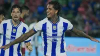 Selebrasi striker Persib Bandung, Ramon Tanque usai membobol gawang Semen Padang dalam laga pekan ke-26 BRI Super League 2025/2026 di Stadion H. Agus Salim, Padang, Minggu (5/4/2026). Tampak Thom Haye mengikuti di belakangnya. (Dok. Persib)