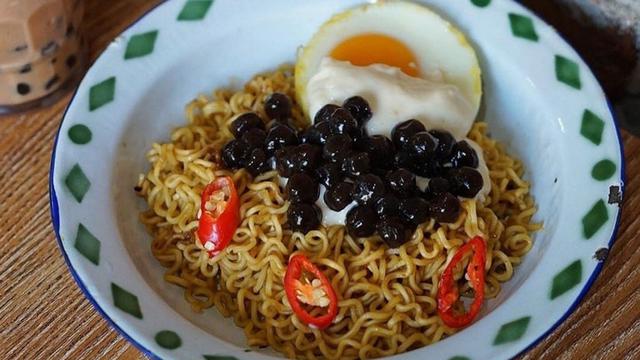6 Mi Instan dengan Topping Tidak Biasa Ini Bikin Heran