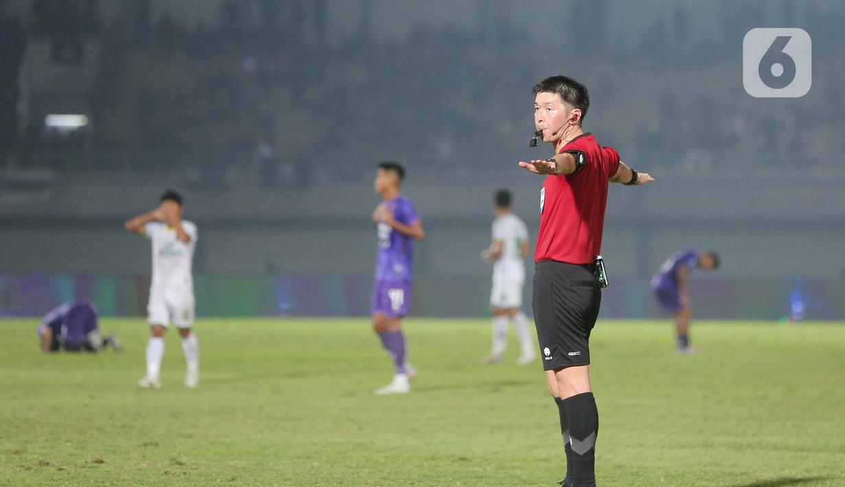 Di laga antara Persita vs Persikabo, Araki dibantu oleh Fuad Qohar sebagai asisten wasit satu. (Bola.com/M Iqbal Ichsan)
