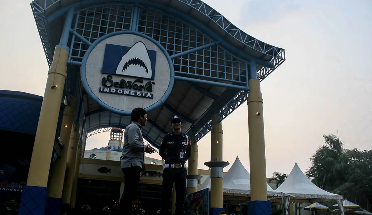 Terlihat beberapa petugas keamanan berjaga di bagian depan wahana rekreasi Sea World yang ditutup, Jakarta, Rabu (1/10/14). (Liputan6.com/Faizal Fanani)  