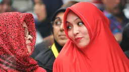 Angelina Sondakh dan Dewi Yasin Limpo tampak akrab saat acara sosialisasi Empat Pilar yang dilakukan MPR di Rutan Pondok Bambu, Jakarta, Jumat (27/5). Kedua wanita itu terlihat kompak mengenakan hijab merah. (Liputan6.com/Yoppy Renato)