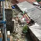 Suasana longsor di Jalan Damai, Ciganjur, Jakarta Selatan, Minggu (11/10/2020). Hujan yang deras sejak Sabtu (10/10/2020) sore mengakibatkan kawasan tersebut mengalami banjir sekaligus longsor serta mengakibatkan dua orang luka-luka dan satu orang meninggal dunia. (Liputan6.com/Immanuel Antonius)