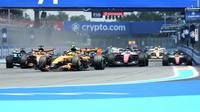 Para pembalap mengendalikan mobil mereka di awal balapan sprint di F1 GP Miami, Sabtu, 2 Mei 2026, di Miami Gardens, Florida. (Foto AP/Lynne Sladky)