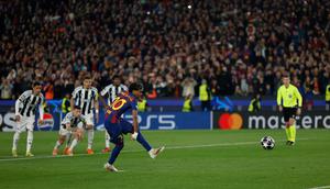 Lamine Yamal dari Barcelona mencetak gol penalti, gol ketiga timnya selama pertandingan leg kedua babak 16 besar Liga Champions antara FC Barcelona dan Newcastle United FC di Barcelona, ​​Spanyol, Kamis (19-3-2026) dini hari WIB. (AP Photo/Joan Monfort)