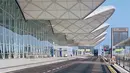 Proyek garapan Foster dan Partners ini terletak di daerah Hongkong yang terbuka untuk umum pada tahun 1998. Banyak renovasi dan menjadikan bandara Chek Lap Kok tmenjadi megah dan mewah. (daftarmenarik.com)