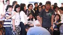 Air mata istri, anak dan saudara tumpah saat Advent dimakamkan. Walaupun demikian, pihak keluarga tetap berusaha tegar dan ikhlas melepas kepergian Advent Bangun. (Nurwahyunan/Bintang.com)
