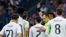 Kemenangan Real Madrid atas Marseille di Liga Champions harus ternodai dengan kartu merah yang diterima Dani Carvajal. Bek veteran Real Madrid itu dikeluarkan dari lapangan oleh wasit setelah menanduk kiper Marseille Gerónimo Rulli pada menit ke-72. (AFP/Oscar Del Pozo)
