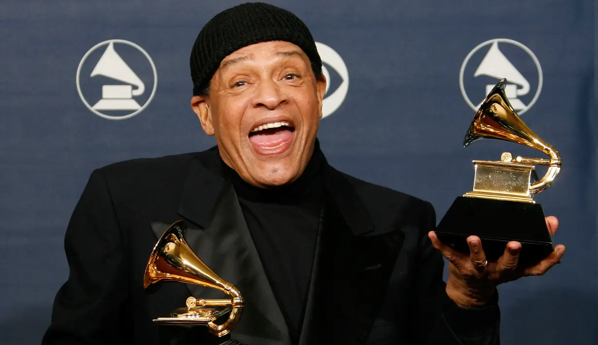 Al Jarreau berpose dengan trofinya di ajang Grammy Awards di Los Angeles, AS (11/2). Legenda Jazz tersebut tutup usia pada Minggu (12/2) pukul 5.30 pagi di Los Angeles, usai dirawat di rumah sakit karena kelelahan. (AP Photo / Kevork Djansezian)