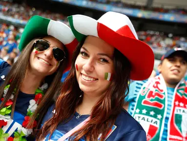 Suporter wanita pendukung Italia saat akan menyaksikan babak 16 besar Piala Eropa 2016 antara Italia vs Spanyol, Stade de France, Senin (27/6). (REUTERS/ Christian Hartmann)