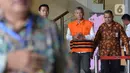 Komisioner KPU Wahyu Setiawan (rompi tahanan) berjalan keluar seusai menjalani pemeriksaan di gedung KPK, Jakarta, Rabu (15/1/2020). Wahyu Setiawan diperiksa perdana setelah ditetapkan sebagai tersangka terkait dugaan penerimaan suap penetapan anggota DPR terplih 2019-2020. (merdeka.com/Dwi Narwoko)