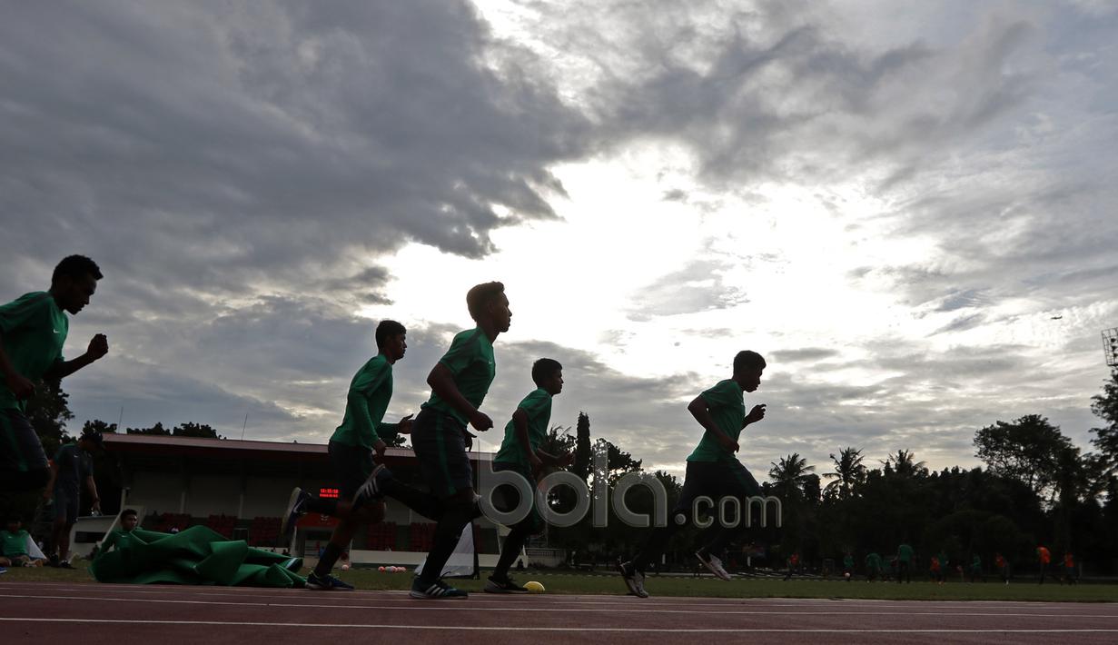 Para pemain Timnas U-19 saat berlatih ketahanan fisik di Stadion Atang Sutresna Kopasus, Cijantung, Kamis (06/04/2017). Latihan ini bagian dari seleksi tim persiapan Piala AFF U-18 di Myanmar. (Bola.com/Nicklas Hanoatubun)
