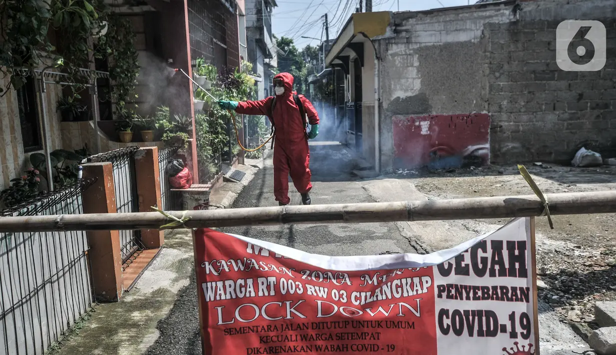Petugas damkar Kecamatan Cipayung menyemprotkan disinfektan saat sterilisasi wilayah Zona Merah di RT 003/003, Cilangkap, Jakarta, Selasa (25/5/2021). Petugas terus melakukan pencegahan penyebaran Covid-19 di kawasan ini, salah satunya dengan menyemprotkan disinfektan. (merdeka.com/Iqbal S Nugroho)
