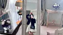 Jisoo tampak imut dan manis saat melakukan mirror selfie walaupun wajahnya dalam foto ini tertutup ponselnya. (Foto: Instagram/ sooyaaa__)
