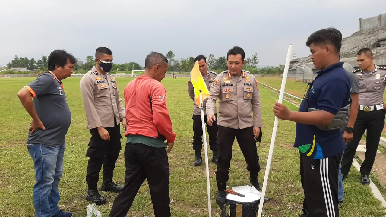 Exco PSSI Jabar sekaligus Ketua Panitia Piala Soeratin Rimsyahtono tengah melakukan pengecekan lapangan yang akan digunakan dalam kejuraaan piala Soeratin di Tasikmalaya, Jawa Barat, kemarin.