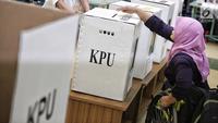Penyandang disabilitas memasukkan surat suara ke dalam kotak saat simulasi Pemilu di Jakarta, Kamis (14/2). KPU menyediakan sejumlah fasilitas di TPS untuk penyandang disabilitas. (Liputan6.com/Faizal Fanani)