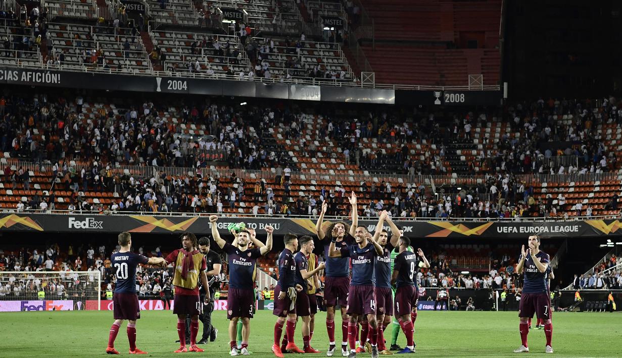 Para pemain Arsenal melakukan selebrasi usai lolos ke final Liga Europa setelah mengalahkan Valencia di Stadion Mestalla, Valencia, Kamis (9/5). Arsenal unggul agregat 7-3 atas Valencia. (AFP/Javier Soriano)