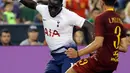 Bek Tottenham Moussa Sissoko berusaha mengumpan bola dari kawalan bek AS Roma Luca Pellegrini saat bertanding pada pertandingan International Champions Cup di San Diego (25/7). Tottenham menang telak 4-1 atas Roma. (AP Photo/Gregory Bull)