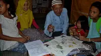 Ratemat Abu, seorang penarik becak tua renta yang membagi waktunya untuk mengajari anak-anak pemulung dan pengepul sampah di Kota Malang.