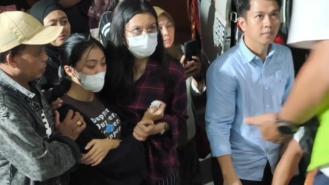 Pelukan erat dan isak tangis keluarga mengiringi kedatangan jenazah Aprida Rapi (49) di Makassar.