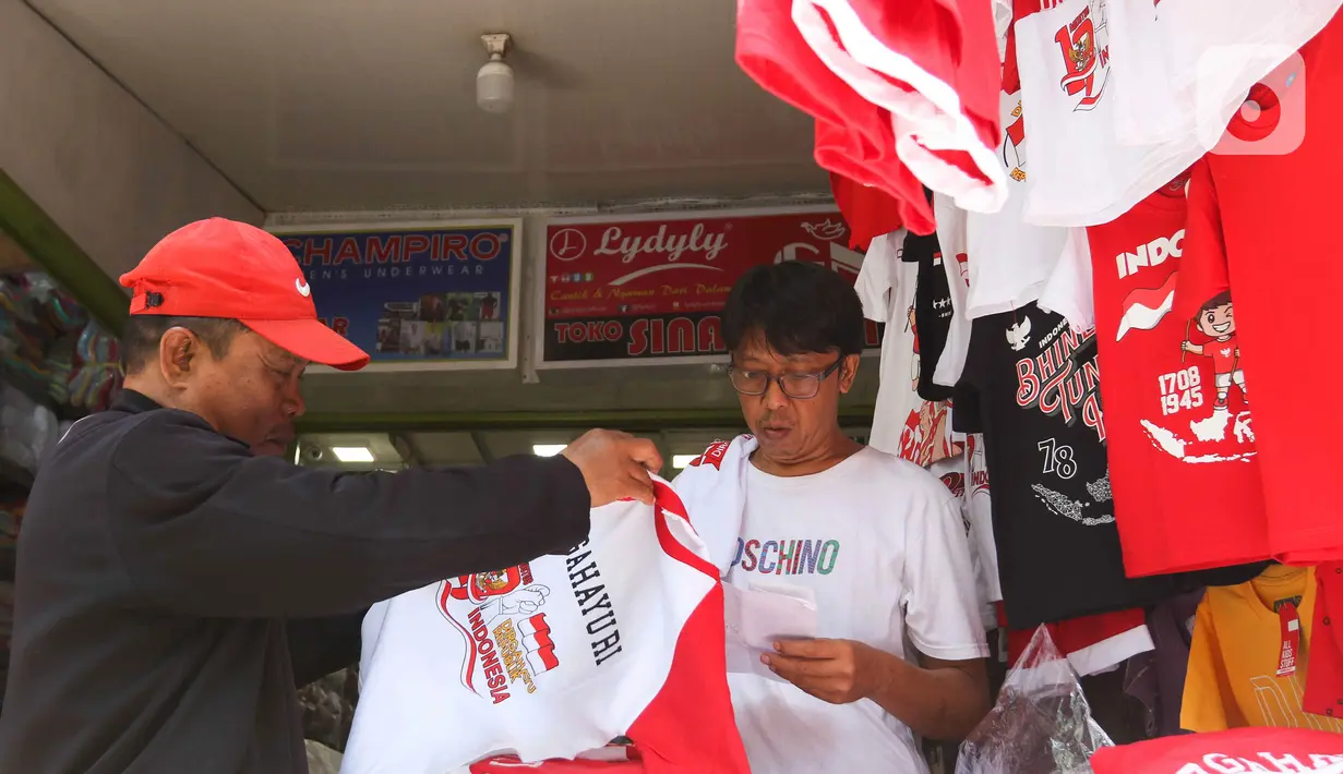Pasar Mester Jatinegara ramai dikunjungi pembeli untuk mencari pernak-perni bernuansa merah putih. (Liputan6.com/Herman Zakharia)