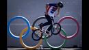 Justin Dowell, dari Amerika Serikat, melakukan lompatan saat sesi latihan dalam cabang olahraga Balap Sepeda Gaya Bebas BMX  Olimpiade Tokyo 2020, Selasa (27/7/2021). (Foto: AP/Ben Curtis)