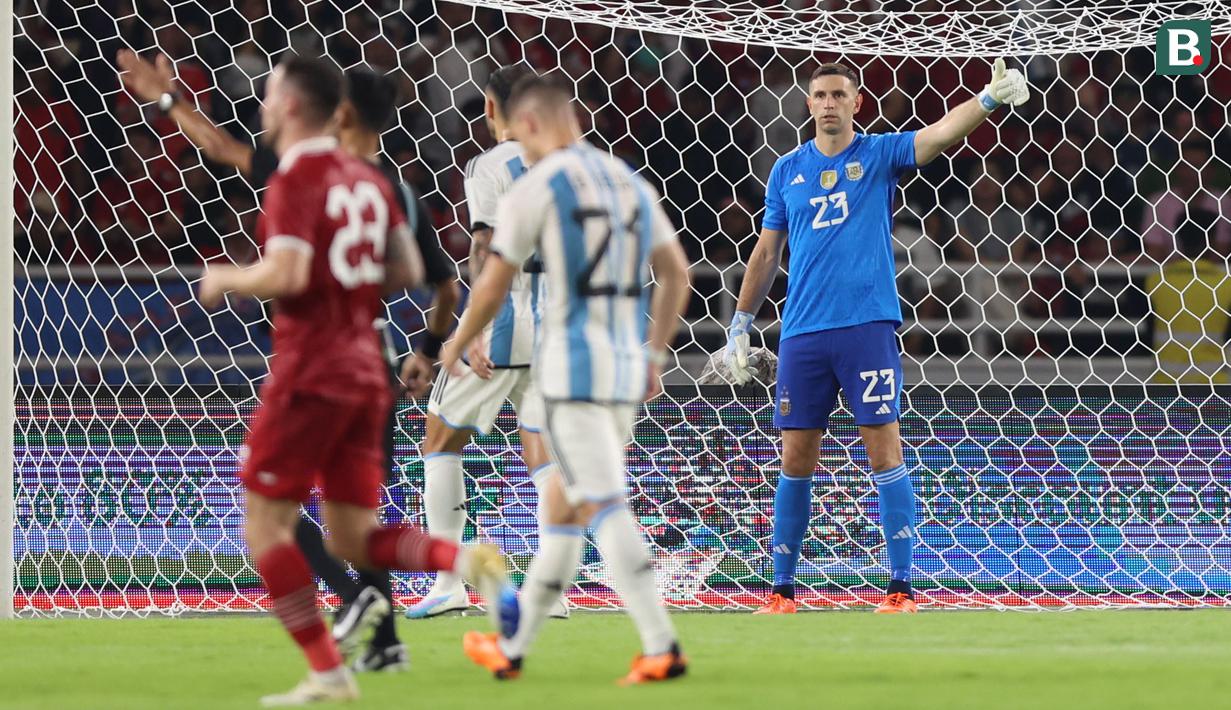 <p>Kiper Argentina, Emiliano Martinez saat laga FIFA Matchday melawan Timnas Indonesia di Stadion Utama Gelora Bung Karno (SUGBK), Senayan, Jakarta, Senin (19/06/2023). (Bola.com/Bagaskara Lazuardi)</p>