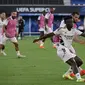 Penyerang Real Madrid Vinicius Junior (kiri) dan&nbsp;bek Real Madrid Nacho Fernandez&nbsp;dalam sesi latihan&nbsp;menjelang pertandingan Piala Super Eropa&nbsp;di Stadion Olimpiade Helsinki, Finlandia, 9 Agustus 2022. (JAVIER SORIANO / AFP)