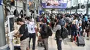 <p>Memasuki H-3 Lebaran atau puncak arus mudik 2023, PT KAI mencatat hari ini sebanyak 41.900 pemudik berangkat dari Stasiun Gambir dan Pasar Senen. (merdeka.com/Iqbal S. Nugroho)</p>