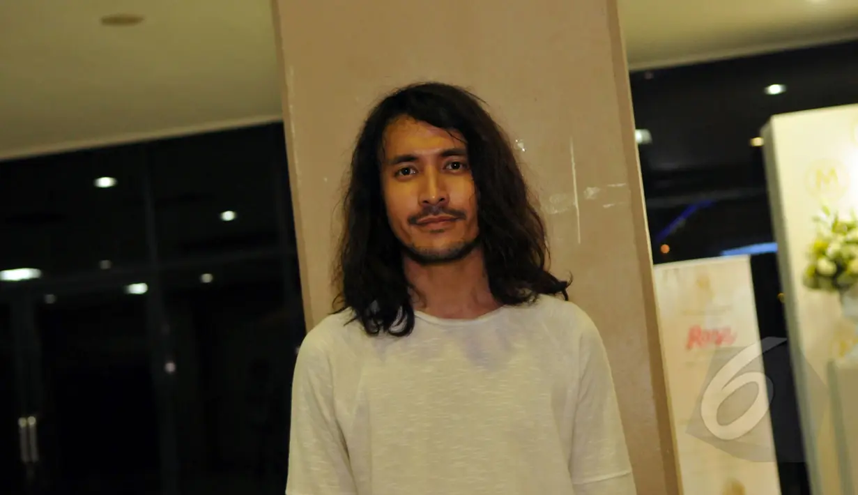 Penyanyi Marcello Tahitoe alias Ello terlihat menghadiri konser perdana penyanyi Raisa di Istora Senayan, Jakarta, Minggu (24/5/2015). (Liputan6.com/Panji Diksana)