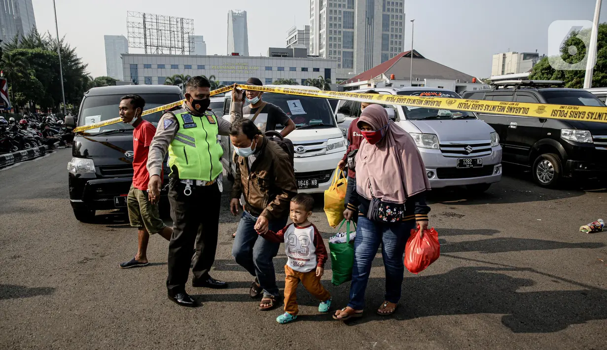 Penumpang yang terjaring razia travel gelap Ditlantas Polda Metro Jaya dipulangkan ke daerah asalnya, Jakarta, Kamis (29/4/2021). Sebanyak 115 kendaraan travel gelap diamankan karena diduga kuat mengangkut pemudik di tengah masa pengetatan larangan mudik 2021. (Liputan6.com/Faizal Fanani)