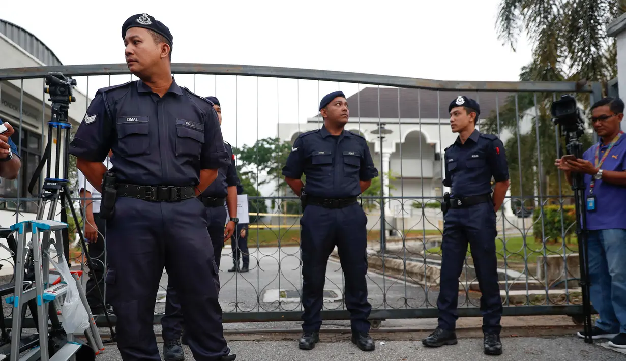 Polisi Malaysia melakukan penjagaan di luar Gedung Mahkamah Sepang, Selangor, Kamis (13/4). Sidang kedua kasus pembunuhan Kim Jong-nam dengan terdakwa WNI Sti Aisyah dijaga ketat dan media juga dibatasi dalam melakukan peliputan. (AP Photo/Vincent Thian)