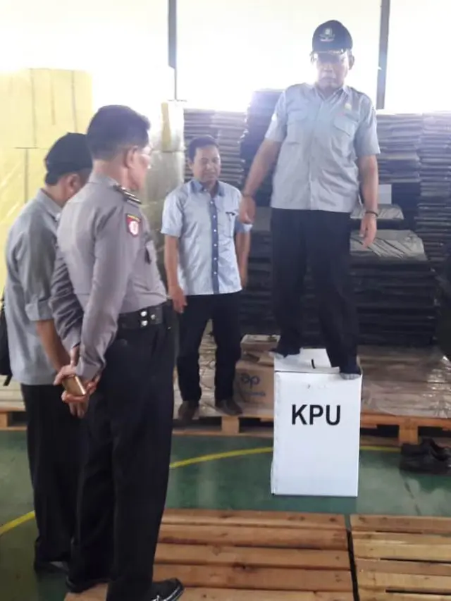 Ilustrasi – Bawaslu dan KPU Purbalingga menguji kekuatan kotak suara kertas. (Foto: Liputan6.com/Dinkominfo PBG/Muhamad Ridlo)