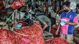 Warga saat membeli cabai di Pasar Induk Kramat Jati, Jakarta Timur, Kamis (6/1/2022). Sementara untuk harga cabai merah keriting saat ini dibanderol kisaran Rp40 ribu per kilogram dari sebelumnya Rp60 ribu per kilogram. (merdeka.com/Iqbal S. Nugroho)