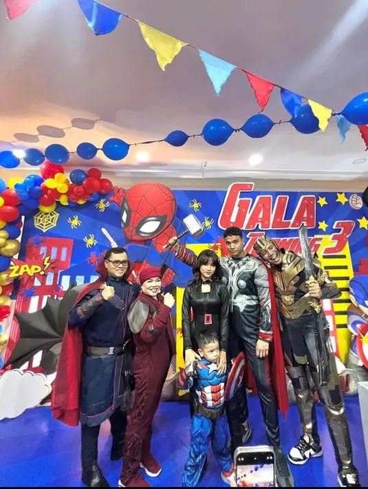 Jumat, 17 Juli 2023, Gala Sky Andriansyah berusia tiga tahun. Untuk merayakannya, diadakanlah pesta ulang tahun dengan tema superhero. Fuji dan keluarga pun tampil kompak kenakan kostum ala tokoh Marvel. [Instagram].