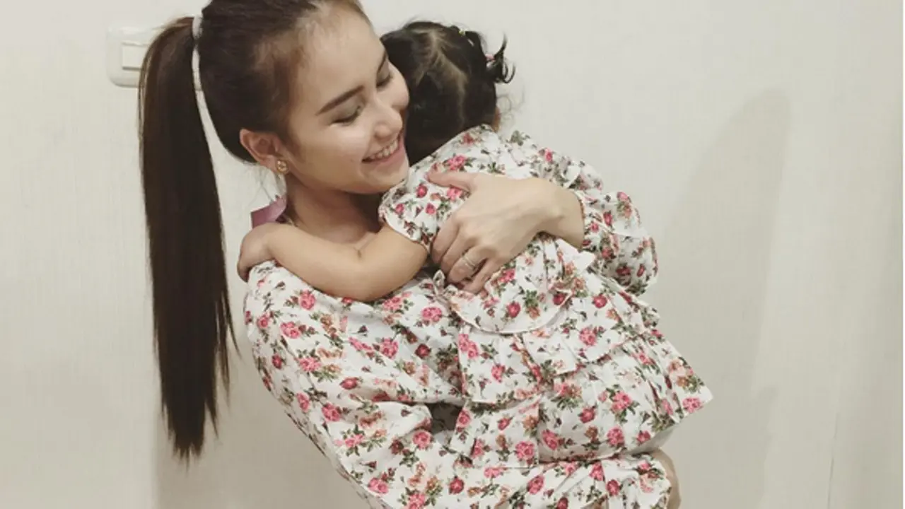Kisah Perjuangan Ayu Ting Ting Demi Sang Buah Hati