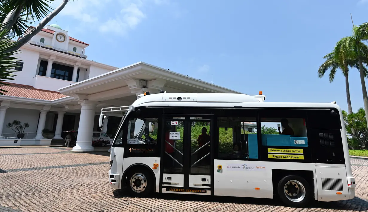 Bus tanpa pengemudi terlihat selama uji coba publik di kawasan wisata Pulau Sentosa, Singapura pada 20 Agustus 2019. Ada empat bus berukuran sedang tanpa sopir yang disiapkan untuk diuji coba di Pulau Sentosa dengan jarak tempuh 5,7 kilometer. (Roslan RAHMAN/AFP)