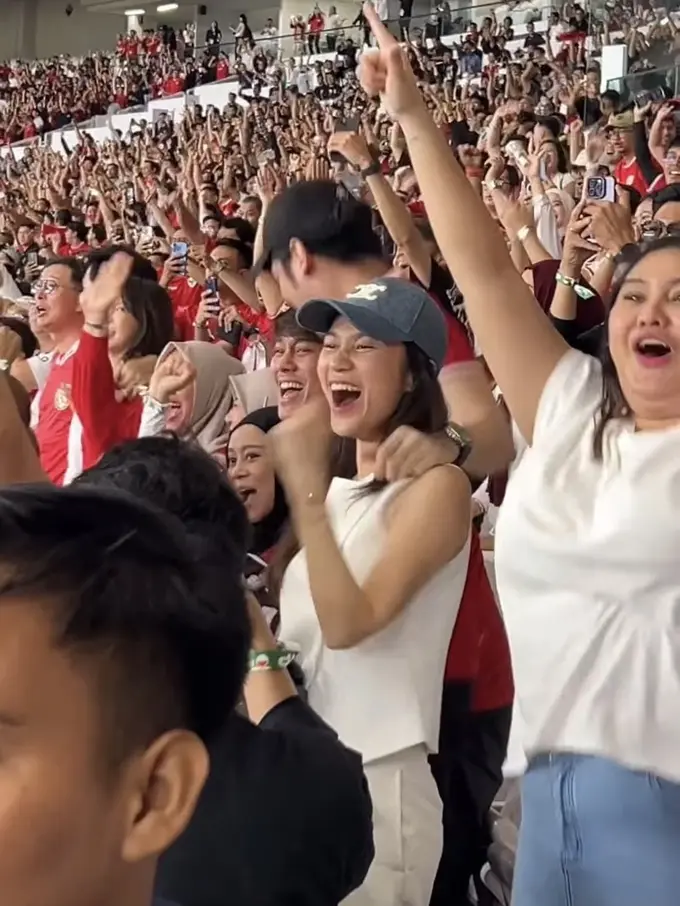 Azizah Salsha Serba Putih  saat Menyaksikan Timnas Indonesia vs Arab