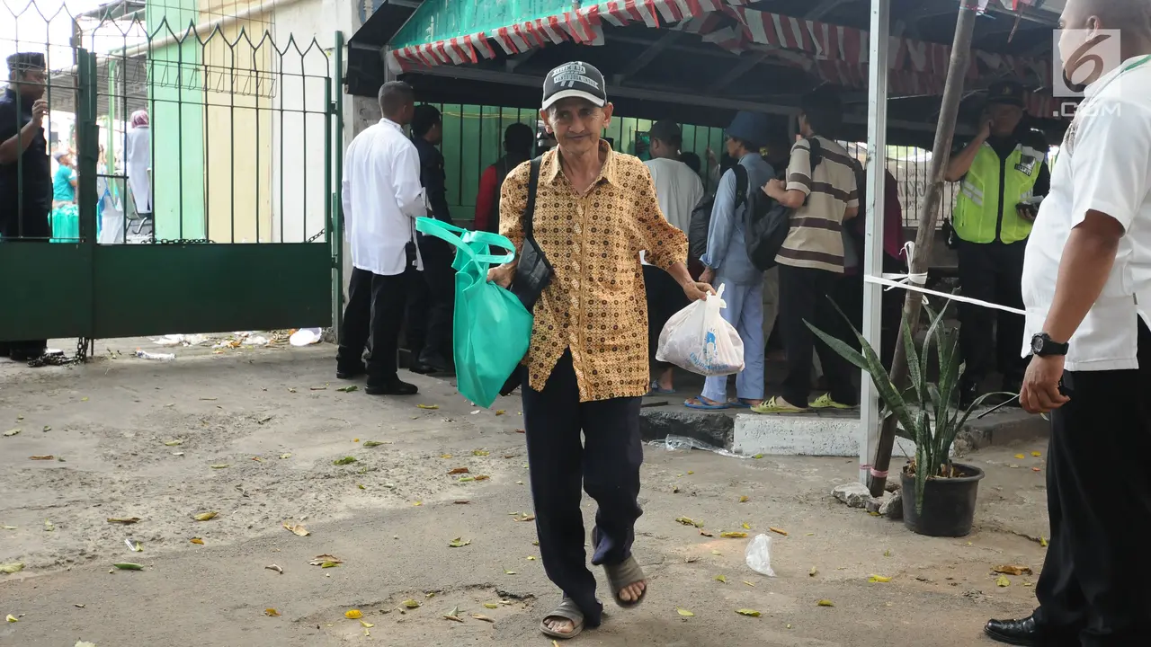 Ratusan Warga Antre Pembagian Daging Kurban