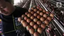 Peternak memanen telur di Desa Pengasinan, Kecamatan Gunung Sindur, Bogor, Jawa Barat, Sabtu (20/11/2021). Harga telur bergerak tidak normal dalam beberapa hari terakhir. (Liputan6.com/Johan Tallo)