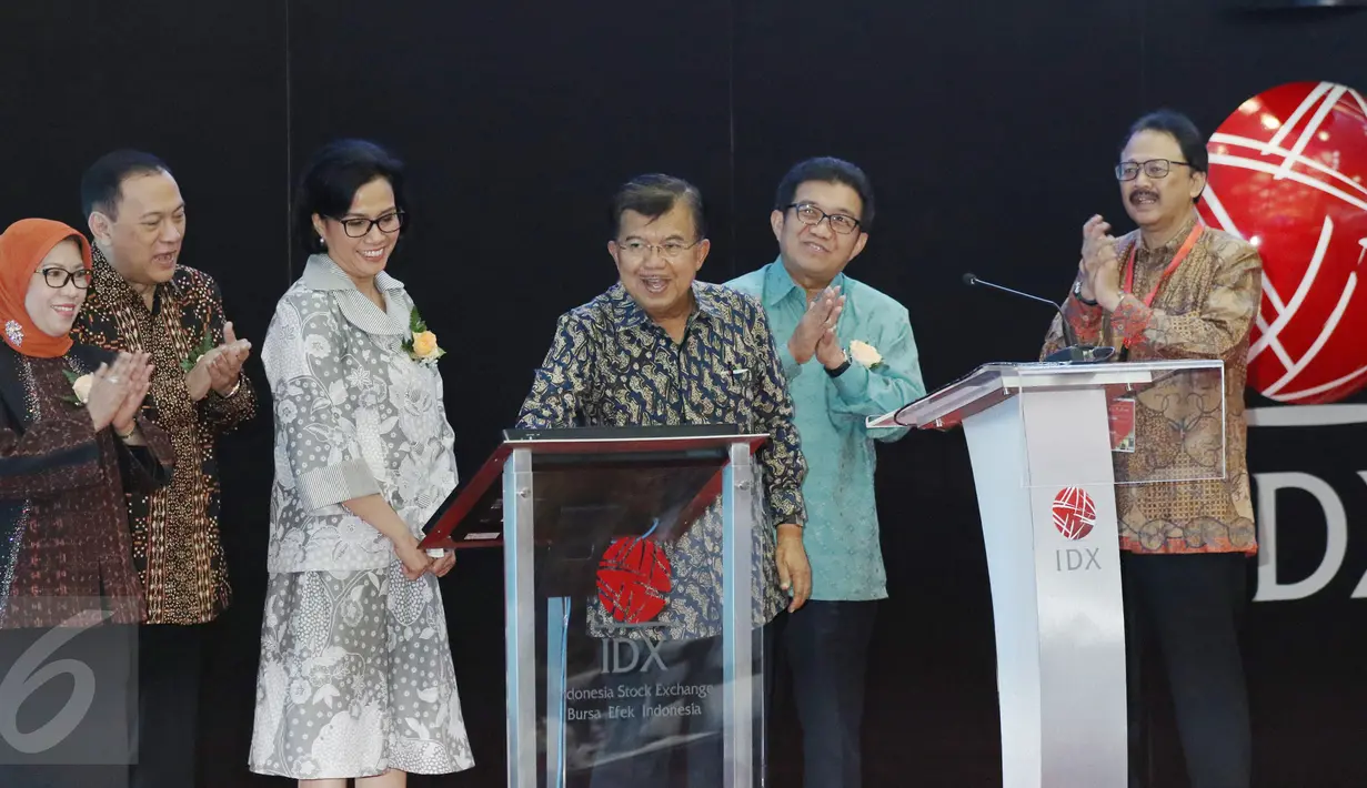  Wapres Jusuf Kalla membuka perdagangan saham 2017 Bursa Efek Indonesia (BEI) di Jakarta, Selasa (3/1). Peresmian dihadiri oleh Menkue Sri Mulyani, Ketua OJK Muliaman Hadad, Kepala Eksekutif Pengawas Pasar Modal Nurhaida. (Liputan6.com/Angga Yuniar)