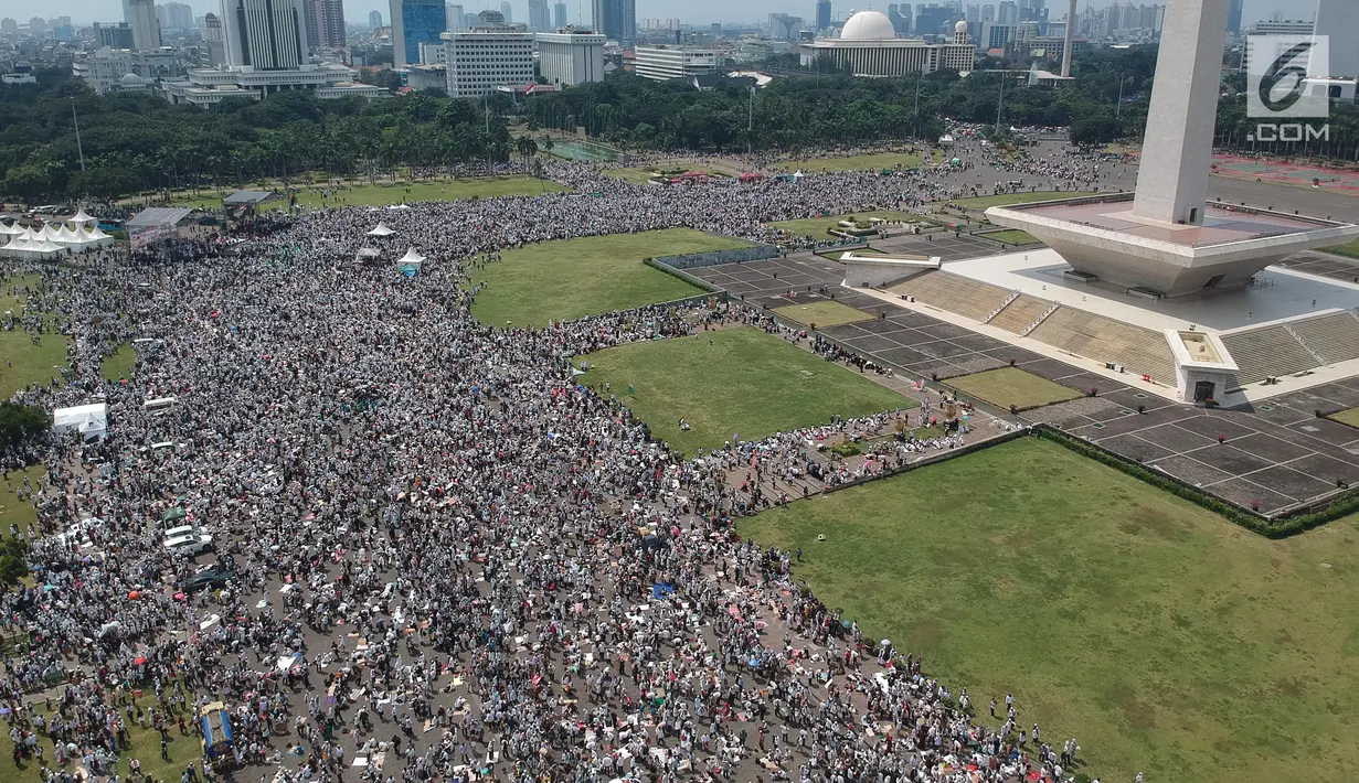 Foto aerial umat muslim melaksanakan salat Jumat saat Aksi Bela Palestina di Kawasan Monas, Jakarta, Jumat (11/5). Aksi ini bertajuk Indonesia Bebaskan Al-Quds. (Liputan6.com/Arya Manggala)