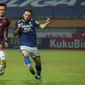 Pemain PSM Makassar, Sutanto Tan (kiri) berebut bola dengan pemain Persib Bandung, Marc Klok dalam laga pekan ke-6 BRI Liga 1 2021/2022 di Stadion Wibawa Mukti, Cikarang, Sabtu (02/10/2021) WIB. Kedua tim bermain imbang 1-1. (Bola.com/Bagaskara Lazuardi)