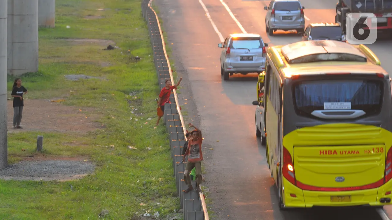 Berbahaya, Anak anak Ini Bermain di Pinggir Jalan Tol