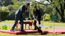 Presiden Joko Widodo (Jokowi) dan Perdana Menteri China Li Keqiang menanam pohon kamper di halaman belakang Istana Bogor, Senin (7/5). Penanaman pohon itu sebagai tanda persahabatan kedua negara yang semakin tumbuh dan berkembang. (Beawiharta/Pool via AP)
