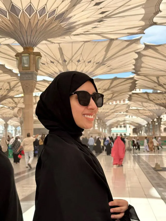 Vicky Alaydrus Tampil Berhijab Saat Umrah, Curi Perhatian