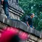 Mantan Presiden Amerika Serikat, Barack Obama berjalan menuruni tangga Candi Borobudur saat berwisata di Magelang, Jawa Tengah, Indonesia, (28/6). Kedatangan Barack Obama dan rombongan disambut meriah wisatawan lainnya. (AP Photo / Slamet Riyadi)