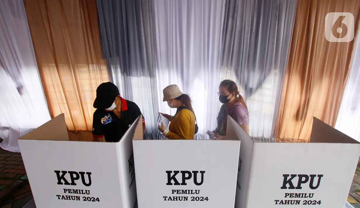 Dalam pemilihan dan pemungutan suara tersebut, KPU Kota Tangerang secara perdana menguji coba dengan aplikasi Sirekap. (merdeka.com/Arie Basuki)