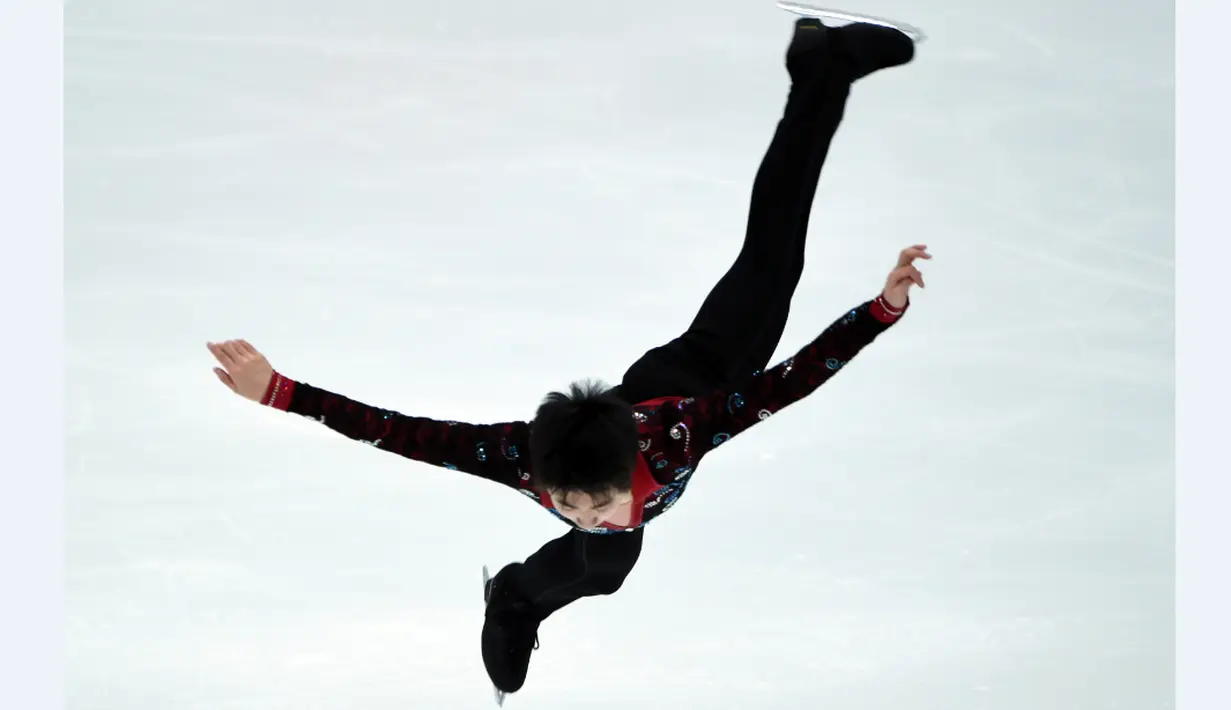 Atlet Tiongkok, Jin Boyang, beraksi di nomor short program putra dalam figure skating ISU Grand Prix NHK Trophy di Nagano, Jepang, (27/11/2015). (AFP Photo/Toshifumi Kitamura)